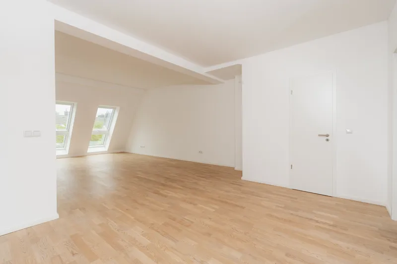Lichtdurchflutete 3,5-Zimmer-Dachgeschosswohnung im Erstbezug mit Terrasse nahe dem Tempelhofer Feld — photo 1